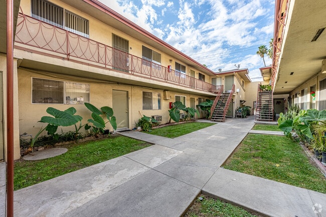Courtyard - Regency-Baldwin Apartments