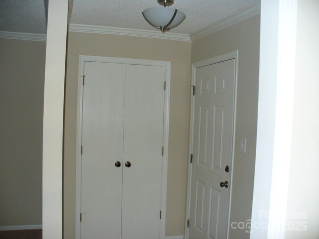 Building Photo - 241 Country Club Dr NE