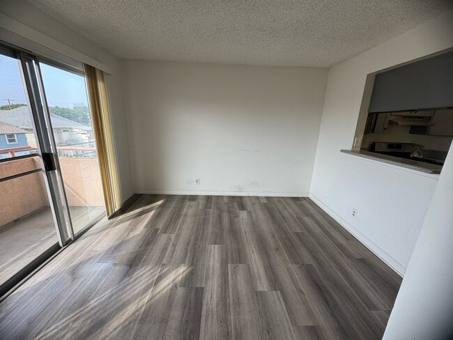 Building Photo - 1325 Hoover S St Unit 209