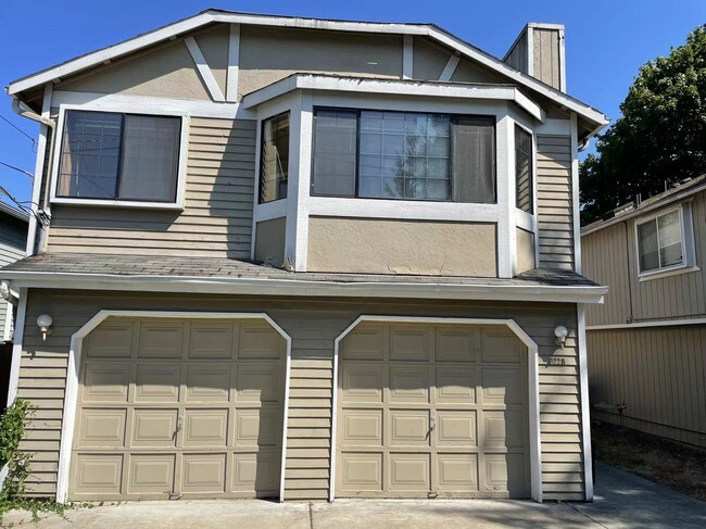 Building Photo - Spacious 3-bed, 2.5-bath house in Wallingf...