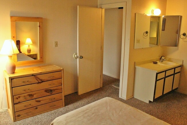 Building Photo - Treehouse Condo- 2 Bedroom/2 Bath Unit wit...