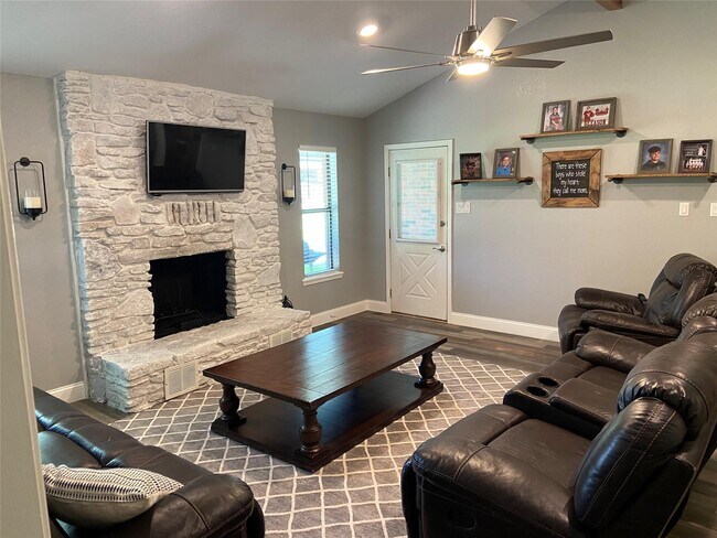 Photo - 310 Rosebud Dr