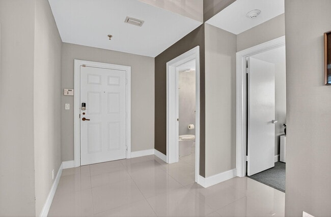 Photo - 7578 Regency Lake Dr Unidad 801