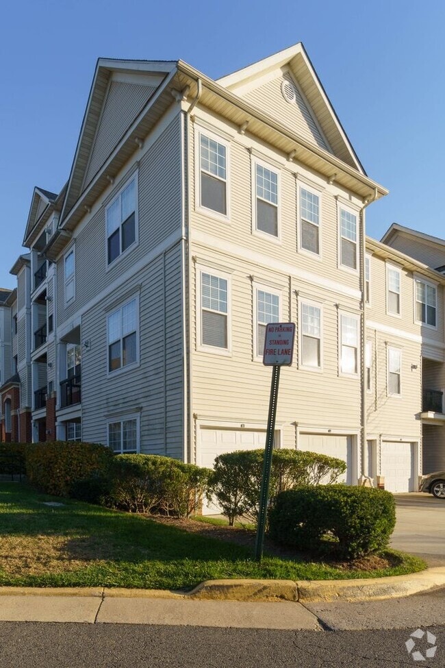 Building Photo - 3 level 2 BR 2BA condo in Fairfax Ridge