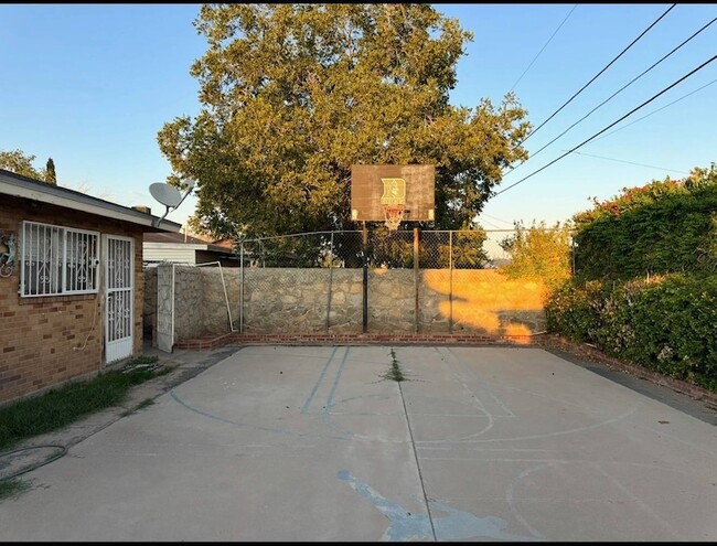 Photo - 8208 Dempsey Ave