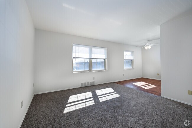 2BR, 1BA - 846SF - Family room