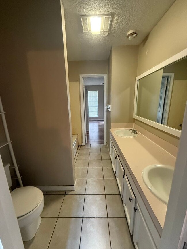 Photo - 1110-1112 Willow Creek Dr Unidad 1110