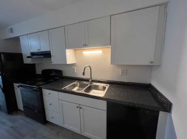 Building Photo - Modern 2-Bed, 1-Bath Oasis with Central Air and Gourmet Kitchen Unit P-B1