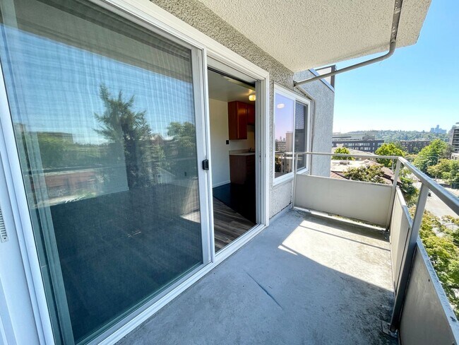 Photo - Escolier Apartments