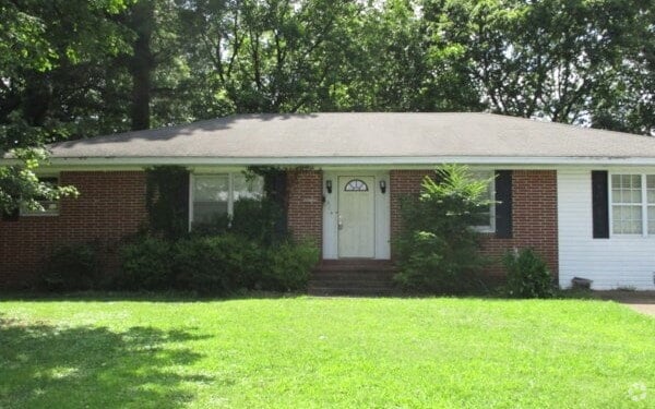 Building Photo - 4 Bedroom, 2 Bath Home!