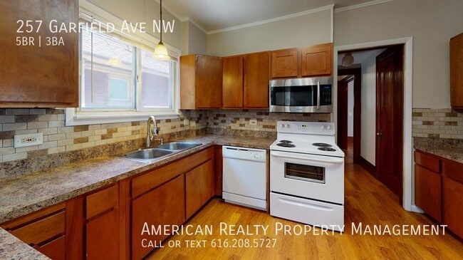 Photo - 257 Garfield Ave NW