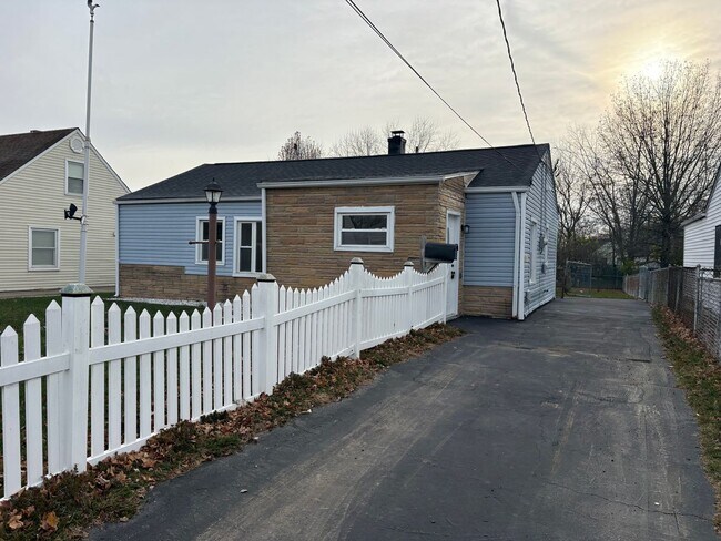 Photo - 870 Geneva Ave