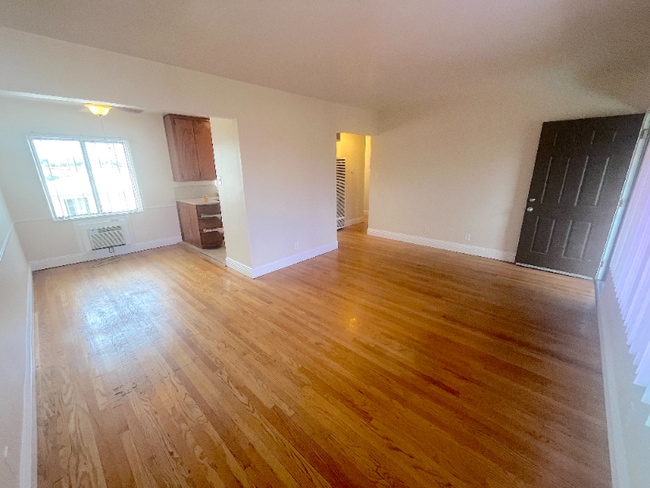 Photo - 515 W G St Apartamento