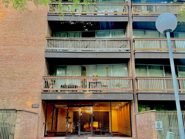 Building Photo - 5600 Hillcrest Ln Unit 3D