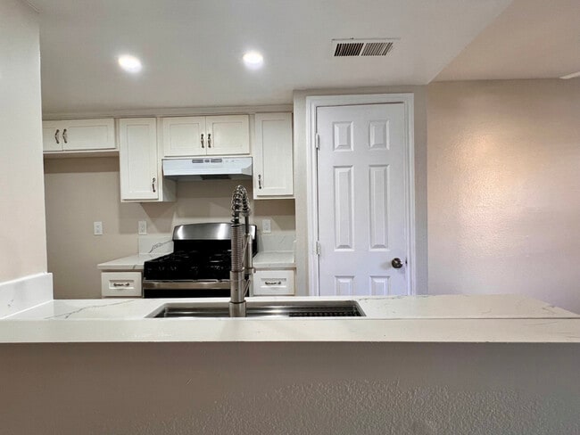 Photo - 1731 Normandy Pl Unidad 70B