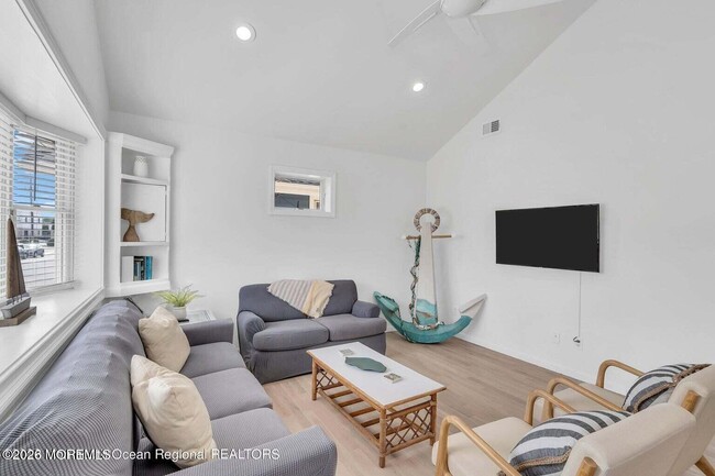 Photo - 638A Redmond Ave