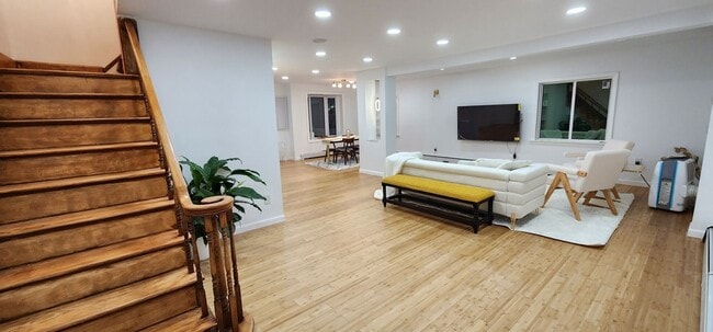 Photo - 150 E Walnut St