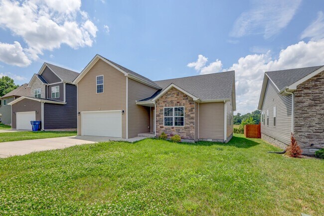 Photo - Sharp 3 bed 2 bath with Bonus room and nice fenced yard.