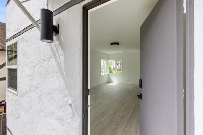 Photo - Newly Renovated Top Floor 1-Bedroom in Downtown North (Palo Alto) Unidad Everett 558-B