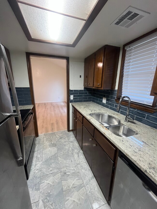 Photo - 919 W Tyler Ave