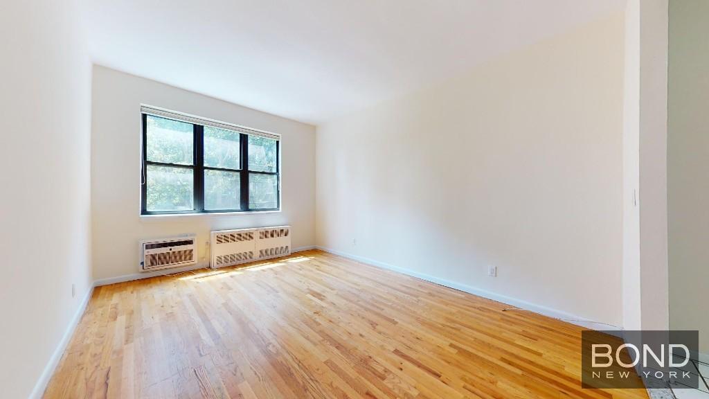Photo - 225 E 10th St Apartamento Unidad 3A