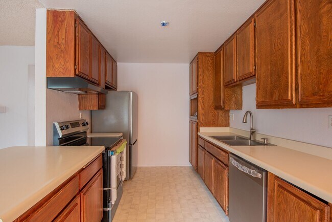 Photo - 2 Bedroom 2 Bathroom Condo Available For Rent In Collwood Meadows!