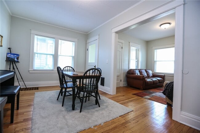 Photo - 296 Laburnam Crescent
