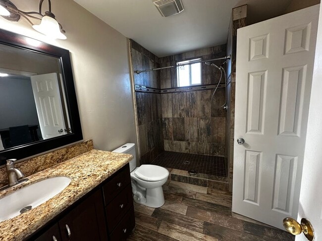 Photo - 2235 Cloyne St