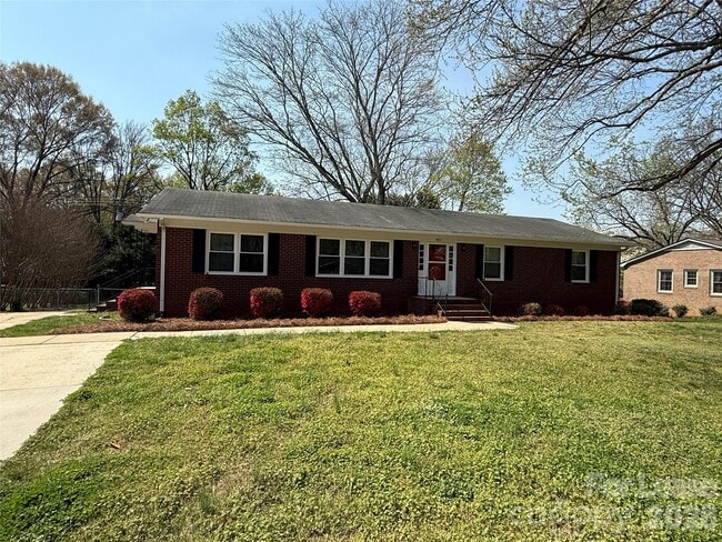 Building Photo - 851 Fieldstone Rd