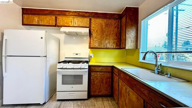Photo - 1180 Bayview Ave