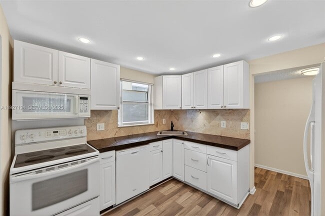 Photo - 3100 Riverside Dr Unit 305