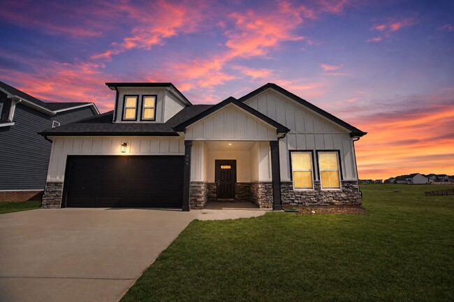 Building Photo - Three Bedroom with Bonus!