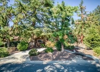 semi-private front yard - 4569 E Alamos Ave Unit 1