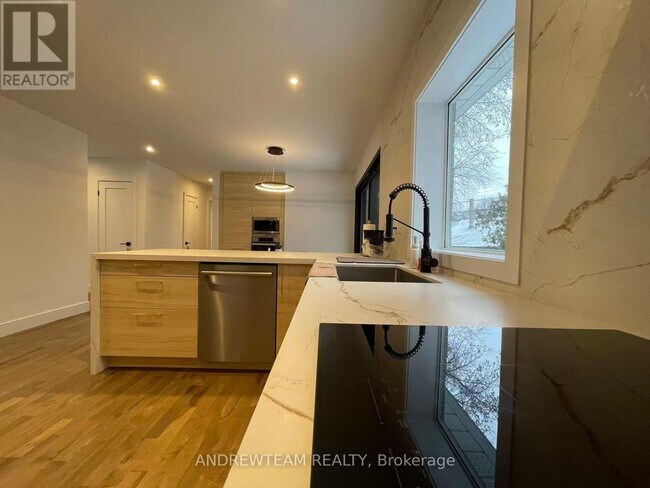 Photo - 382 Lynett Crescent