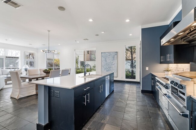 Photo - 162 Vieux Carre Dr