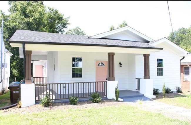 Photo - !! SPECIAL HALF OFF SECOND MONTH'S RENT!!! Updated 3BR 2BA  Home w/ Renovated Kitchen near Downto...