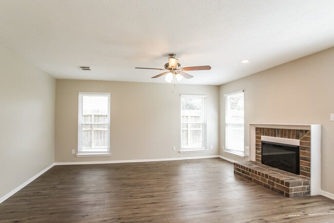 Photo - 302 Dunford Ct