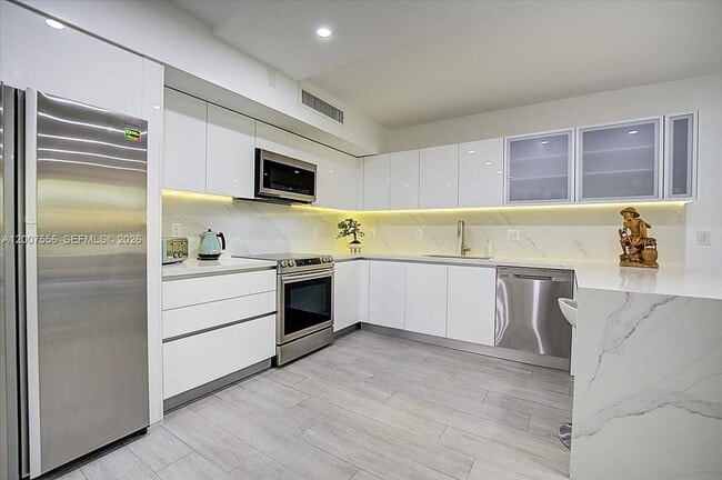 Building Photo - 101 Crandon Blvd Unit 276