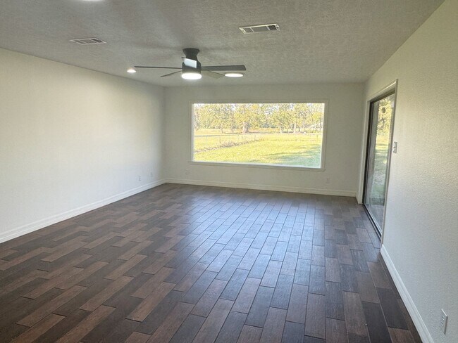 Photo - 310 W Pineshadows Dr