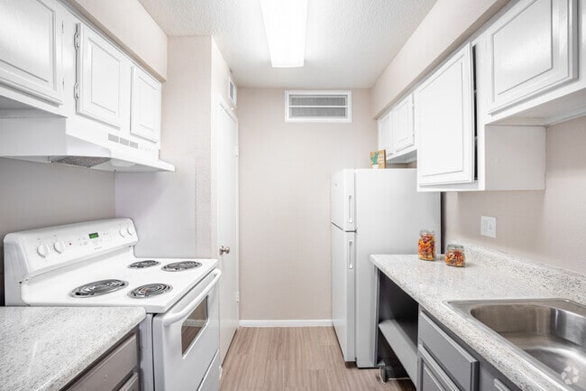 1BR, 1BA - 660SF - Kitchen - Savannah