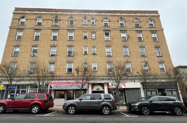 Building Photo - 1614 Summit Ave Unit 3