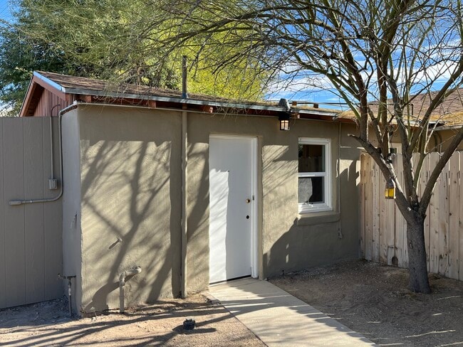 Building Photo - 1008 E Waverly St Unit #2
