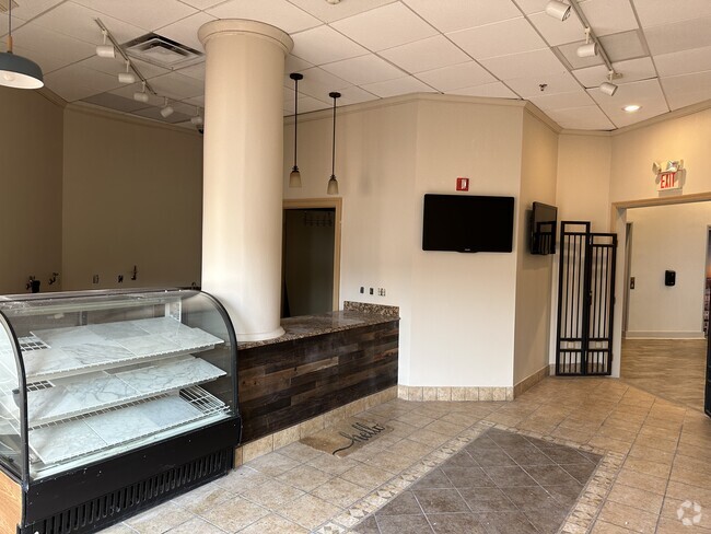 Building Photo - 4 W University Pky Unit Retail Rental