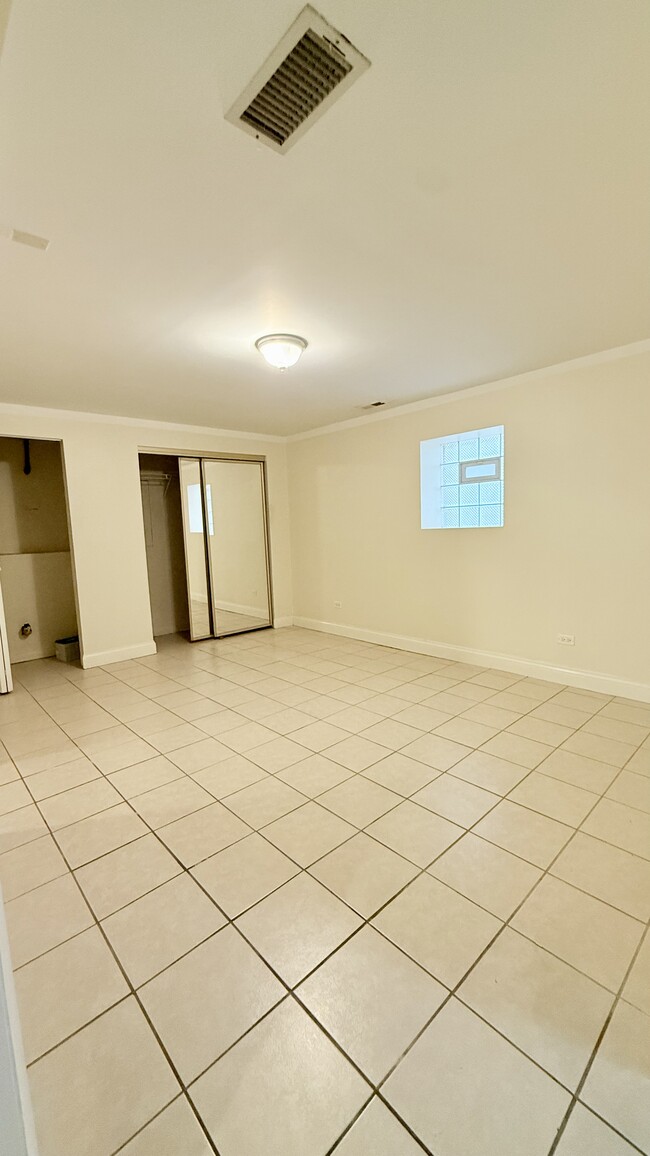 Photo - 5843 W Warwick Ave Unidad G