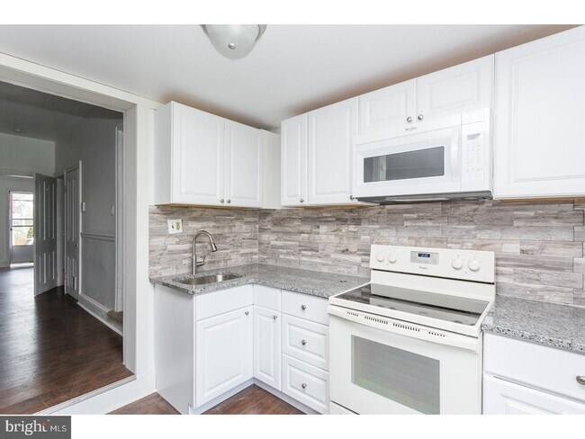 Building Photo - 849 Queen St Rental