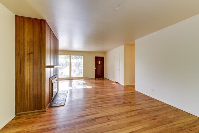 Photo - Pre-Lease August 2026; Large 5 Bedroom 3 B...