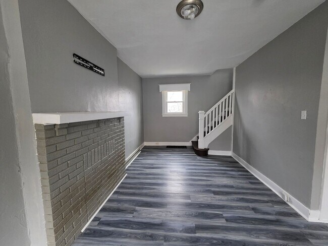 Building Photo - 3 bedroom 1 bath house for rent in the West End!