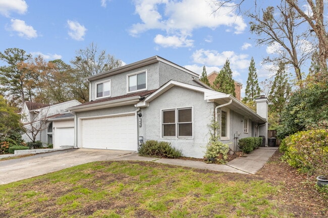 End Unit - 1486 Briaroaks Trl NE