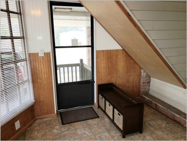 Photo - Upstairs 2bed/1bath Apartment