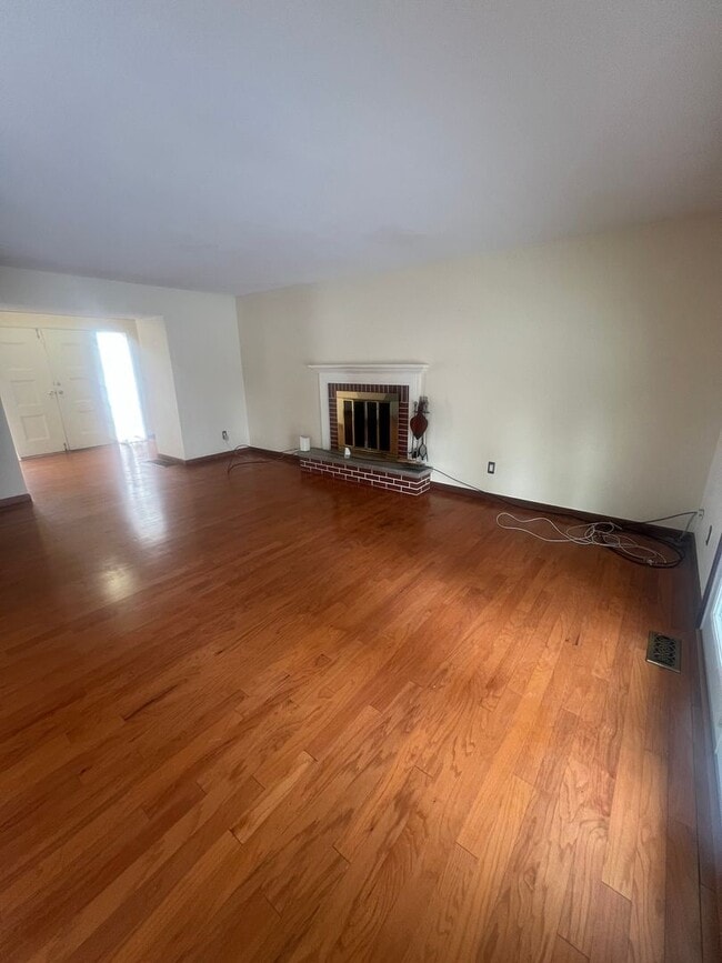 Photo - Spacious 4 Bedroom 3 Bathroom in Westchester!